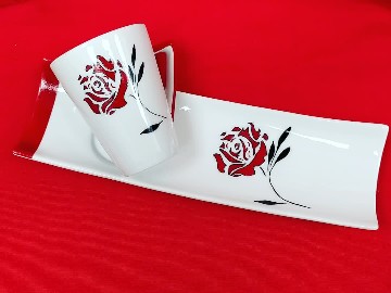 Cette photo montre un service café gourmand en porcelaine décoré d'une rose en noire et rouge